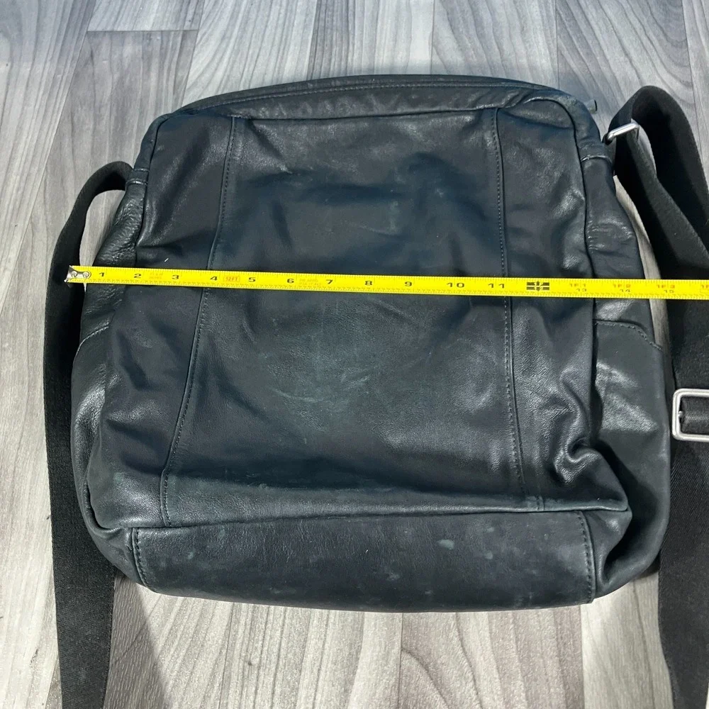 TUMI 60101D Black Leather Unisex Crossbody Messenger Bag‎
